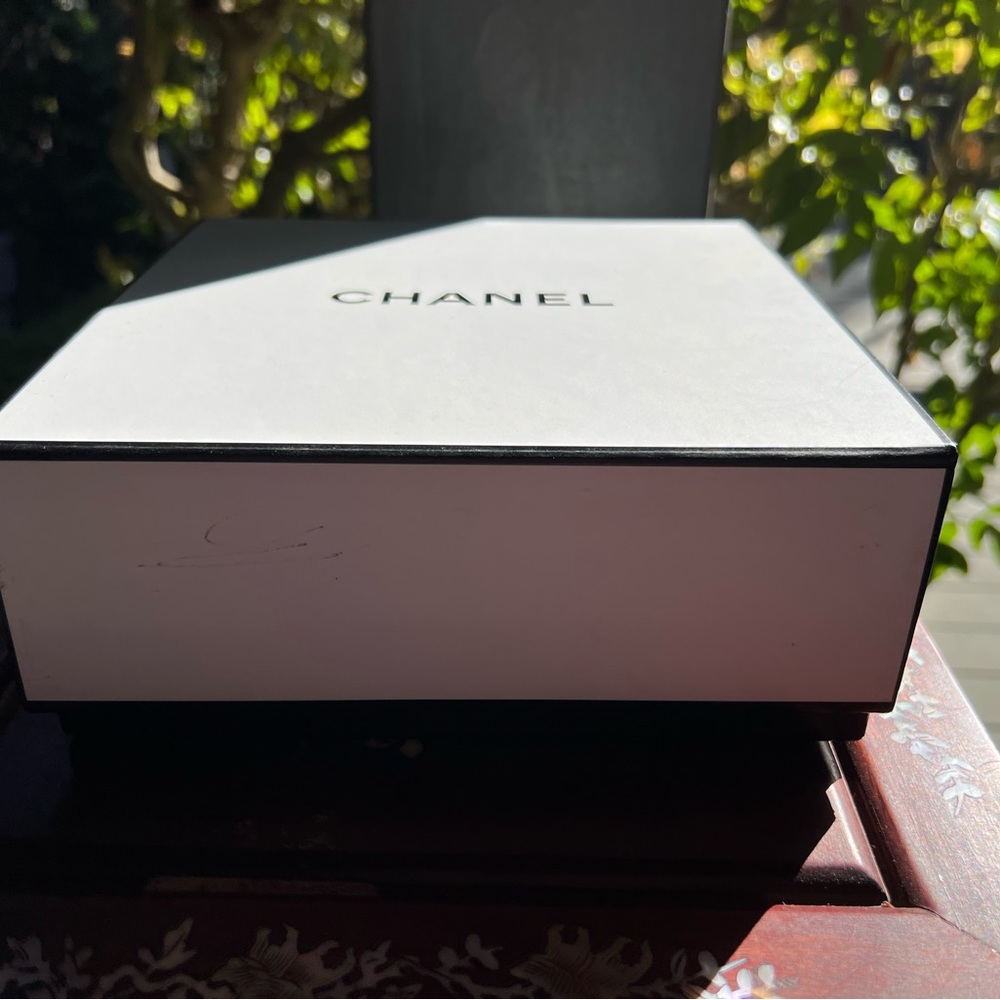 Chanel Gift Box - Picture 2 of 6